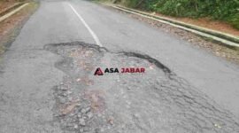 Jalan berlubang ini sebabkan kecelakaan serius bagi pengendara hingga dilarikan ke Puskesmas karena luka serius.