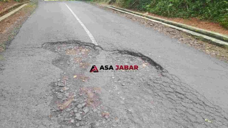 Jalan berlubang ini sebabkan kecelakaan serius bagi pengendara hingga dilarikan ke Puskesmas karena luka serius.