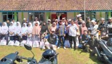 Santunan kepada santri, anak yatim piatu, dan kaum dhuafa.