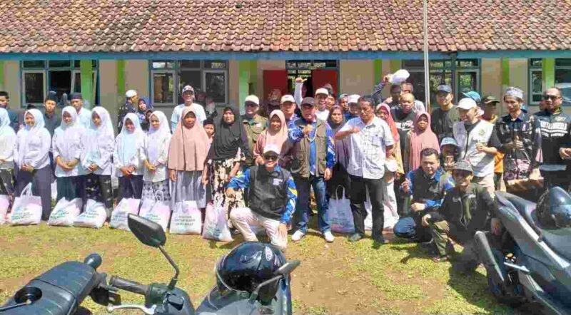 Santunan kepada santri, anak yatim piatu, dan kaum dhuafa.