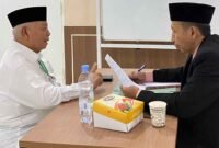 Sekretaris Timsel Calon Pimpinan Baznas Kabupaten Ciamis, H. Wahidin, S.Ag., M.Pd (kanan), sedang melakukan wawancara kepada salah satu calon pimpinan BAZNAS Ciamis.
