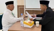 Sekretaris Timsel Calon Pimpinan Baznas Kabupaten Ciamis, H. Wahidin, S.Ag., M.Pd (kanan), sedang melakukan wawancara kepada salah satu calon pimpinan BAZNAS Ciamis.