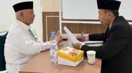 Sekretaris Timsel Calon Pimpinan Baznas Kabupaten Ciamis, H. Wahidin, S.Ag., M.Pd (kanan), sedang melakukan wawancara kepada salah satu calon pimpinan BAZNAS Ciamis.