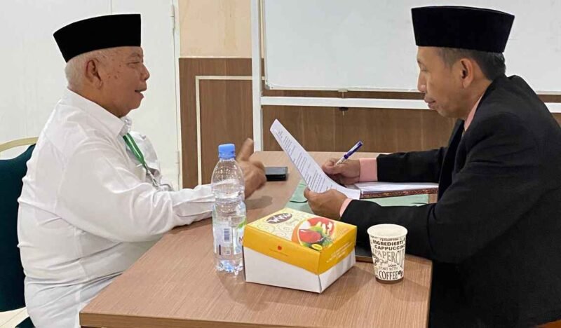 Sekretaris Timsel Calon Pimpinan Baznas Kabupaten Ciamis, H. Wahidin, S.Ag., M.Pd (kanan), sedang melakukan wawancara kepada salah satu calon pimpinan BAZNAS Ciamis.