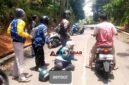 Kecelakaan tunggal akibat jalan rusak dan berlubang di wilayah Kecamatan Sukadana.
