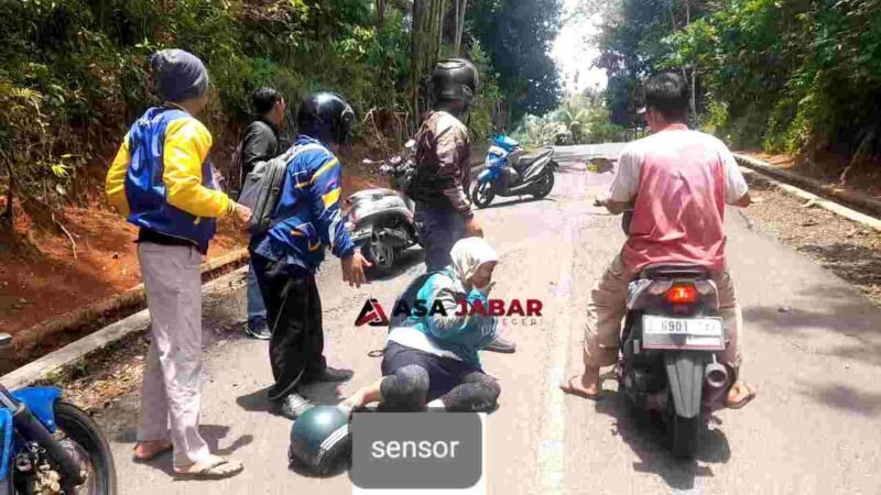 Kecelakaan tunggal akibat jalan rusak dan berlubang di wilayah Kecamatan Sukadana.