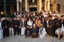 Para mahasiswa asal Indonesia berfoto bersama di kompleks Universitas Al-Azhar di Kairo, Mesir.