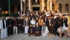 Para mahasiswa asal Indonesia berfoto bersama di kompleks Universitas Al-Azhar di Kairo, Mesir.