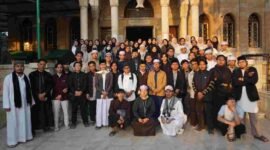 Para mahasiswa asal Indonesia berfoto bersama di kompleks Universitas Al-Azhar di Kairo, Mesir.