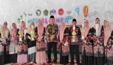 Ketua KKRA Kabupaten Ciamis berfoto bersama dengan peserta dan Kasi Penmad kemenag Ciamis.