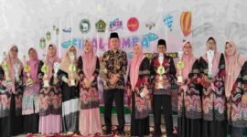 Ketua KKRA Kabupaten Ciamis berfoto bersama dengan peserta dan Kasi Penmad kemenag Ciamis.