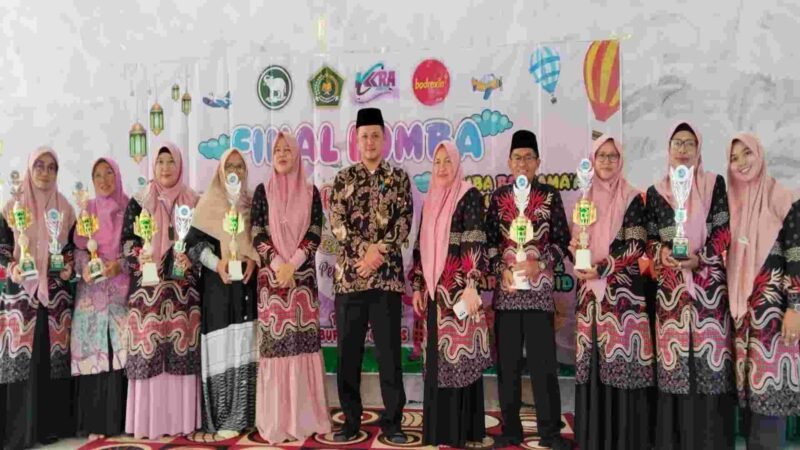 Ketua KKRA Kabupaten Ciamis berfoto bersama dengan peserta dan Kasi Penmad kemenag Ciamis.