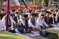Kepala Kemenag Ciamis salat berjamaah bersama masyarakat.