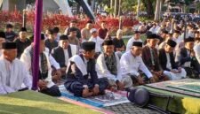 Kepala Kemenag Ciamis salat berjamaah bersama masyarakat.