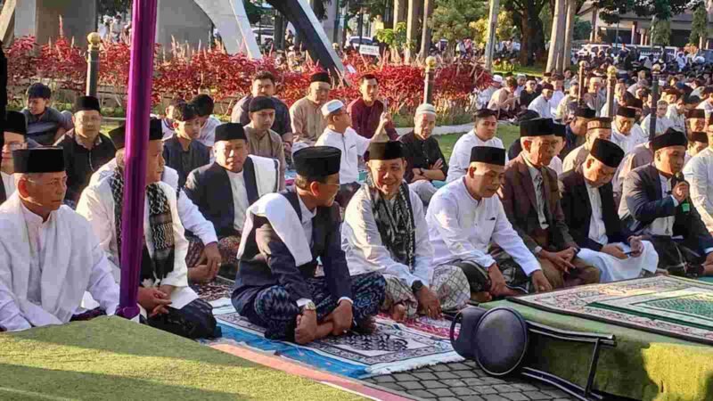 Kepala Kemenag Ciamis salat berjamaah bersama masyarakat.