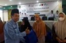Kasi Penyelenggara Zakat dan Wakaf (PZW) Kemenag Ciamis, H. Wahidin, M.Pd.I saat memberikan sembako secara simbolis kepada penerima manfaat.