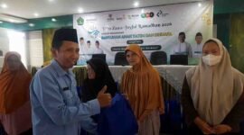 Kasi Penyelenggara Zakat dan Wakaf (PZW) Kemenag Ciamis, H. Wahidin, M.Pd.I saat memberikan sembako secara simbolis kepada penerima manfaat.