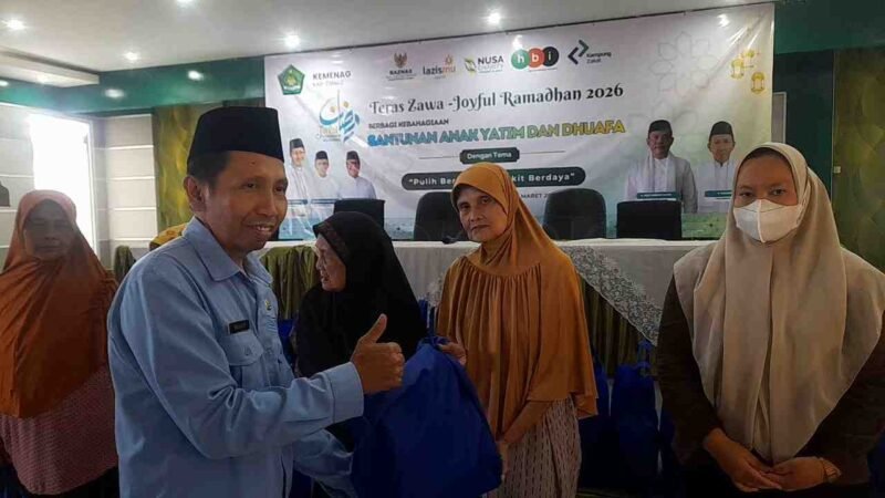 Kasi Penyelenggara Zakat dan Wakaf (PZW) Kemenag Ciamis, H. Wahidin, M.Pd.I saat memberikan sembako secara simbolis kepada penerima manfaat.