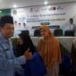 Kasi Penyelenggara Zakat dan Wakaf (PZW) Kemenag Ciamis, H. Wahidin, M.Pd.I saat memberikan sembako secara simbolis kepada penerima manfaat.