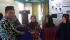 Kepala Kemenag, H. Asep Lukman Hakim tengah memberikan bantuan kepada penerima manfaat.