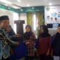 Kepala Kemenag, H. Asep Lukman Hakim tengah memberikan bantuan kepada penerima manfaat.