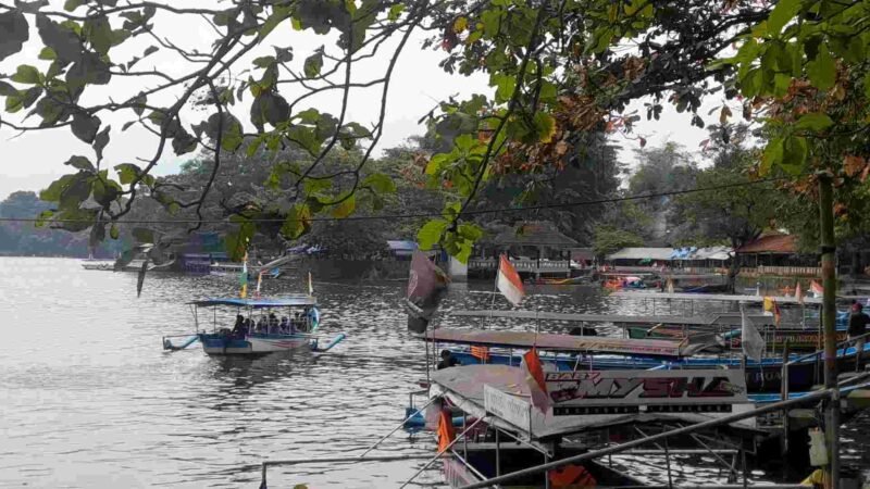 Objek Wisata Situ Gede menjadi salah satu destinasi favorit masyarakat.