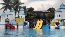 Wahana taman rekreasi air Ampera Waterpark.