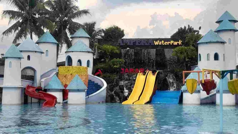 Wahana taman rekreasi air Ampera Waterpark.