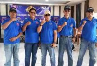 Jajaran Pengurus Komunitas Selaras Harmoni Tasikmalaya (Sehati) berfoto pembukaan kegiatan karaoke kocok berhadiah.