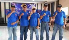 Jajaran Pengurus Komunitas Selaras Harmoni Tasikmalaya (Sehati) berfoto pembukaan kegiatan karaoke kocok berhadiah.