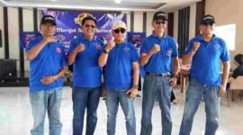 Jajaran Pengurus Komunitas Selaras Harmoni Tasikmalaya (Sehati) berfoto pembukaan kegiatan karaoke kocok berhadiah.