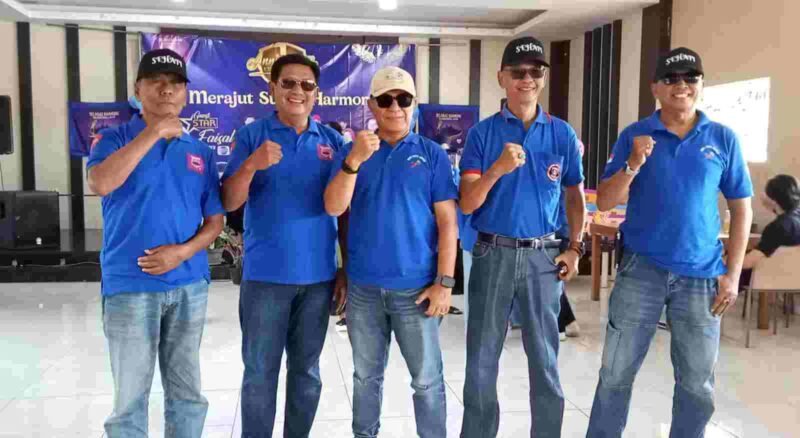 Jajaran Pengurus Komunitas Selaras Harmoni Tasikmalaya (Sehati) berfoto pembukaan kegiatan karaoke kocok berhadiah.