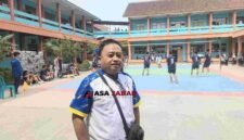 Ketua Komisariat 02, Maman Royandi tengah meninjau kegiatan pertandingan O2SN.