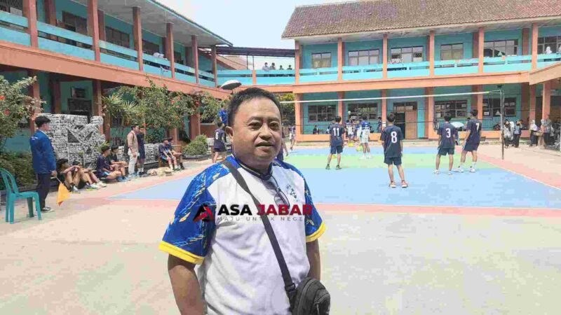 Ketua Komisariat 02, Maman Royandi tengah meninjau kegiatan pertandingan O2SN.