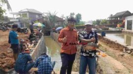 Salah satu peserta mancing gratis dalam rangka Milad PKS dapat ikan bawal.