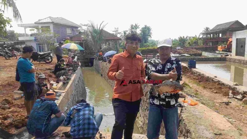 Salah satu peserta mancing gratis dalam rangka Milad PKS dapat ikan bawal.