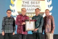 Direktur Utama Bank Galuh, Usman Ependi (kedua dari kanan), saat menerima penghargaan 