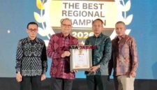 Direktur Utama Bank Galuh, Usman Ependi (kedua dari kanan), saat menerima penghargaan 