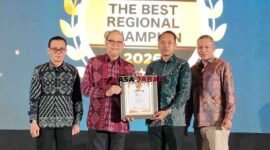 Direktur Utama Bank Galuh, Usman Ependi (kedua dari kanan), saat menerima penghargaan 