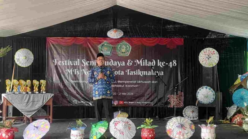 Kepala Kantor Kementerian Agama Kota Tasikmalaya, H. Agus Buhori tengah memberikan sambutan kegiatan di MTsN 3 Kota Tasik.