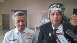 Ketua KADIN Kota Tasikmalaya, Asep Saepulloh, bersama Plh Wali Kota Tasikmalaya, Dicky Candra saat dwawancarai oleh wartawan.