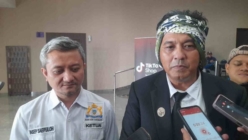 Ketua KADIN Kota Tasikmalaya, Asep Saepulloh, bersama Plh Wali Kota Tasikmalaya, Dicky Candra saat dwawancarai oleh wartawan.