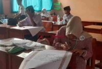 Peserta tengah mengikuti lomba kaligrafi Islam dalam ajang Pentas PAI tingkat SMP se-Kabupaten Ciamis di SMPN 1 Cijeungjing.