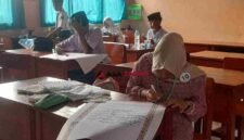 Peserta tengah mengikuti lomba kaligrafi Islam dalam ajang Pentas PAI tingkat SMP se-Kabupaten Ciamis di SMPN 1 Cijeungjing.