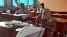 Peserta tengah mengikuti lomba kaligrafi Islam dalam ajang Pentas PAI tingkat SMP se-Kabupaten Ciamis di SMPN 1 Cijeungjing.