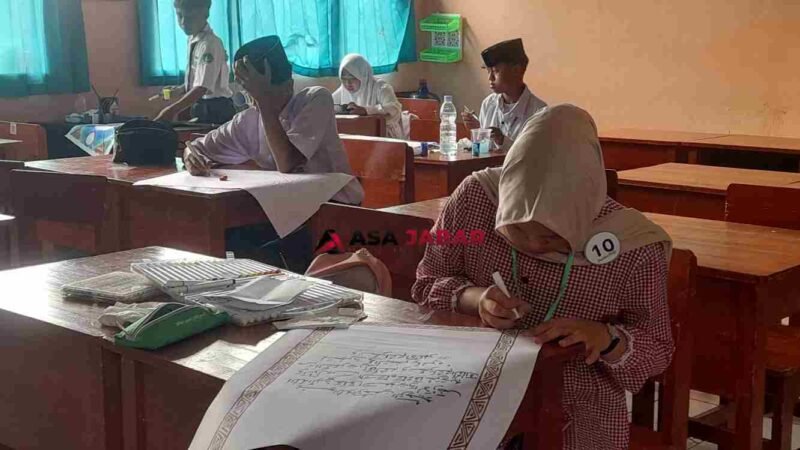 Peserta tengah mengikuti lomba kaligrafi Islam dalam ajang Pentas PAI tingkat SMP se-Kabupaten Ciamis di SMPN 1 Cijeungjing.