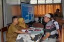 Sejumlah orang tua sedang berkonsultasi mengenai SPMB Sekolah Maung.