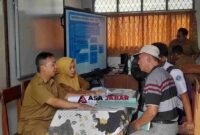Sejumlah orang tua sedang berkonsultasi mengenai SPMB Sekolah Maung.