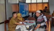 Sejumlah orang tua sedang berkonsultasi mengenai SPMB Sekolah Maung.