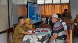 Sejumlah orang tua sedang berkonsultasi mengenai SPMB Sekolah Maung.